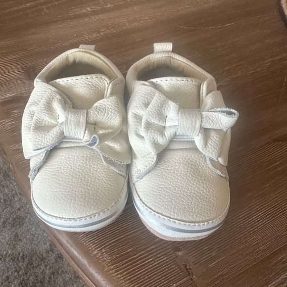 Robeez girls Cream Bow Shoes never worn - Picture 1 of 3